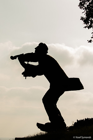 Klezmer Musician on Hill 190804-2