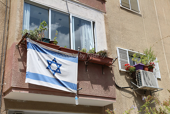 Flag and Window 160904-2