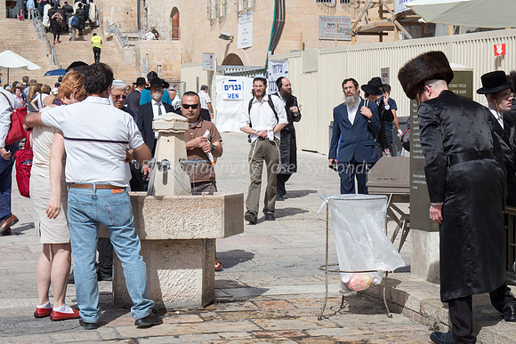 Mixed Crowd at Western Wall 140416-7