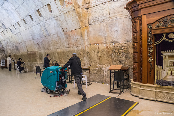 Modern Cleaning of Ancient Tunnel 190509-2