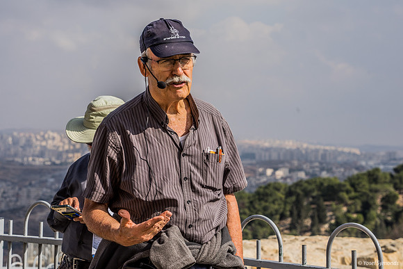 Guide at Nebi Samuel 221107-1