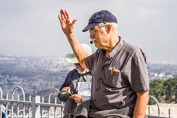 Guide at Nebi Samuel 221107-2