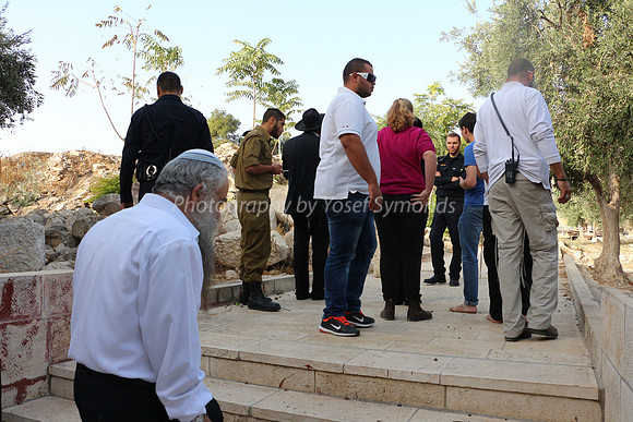 Facing the Central Axis of the Holy Temple 161009-1
