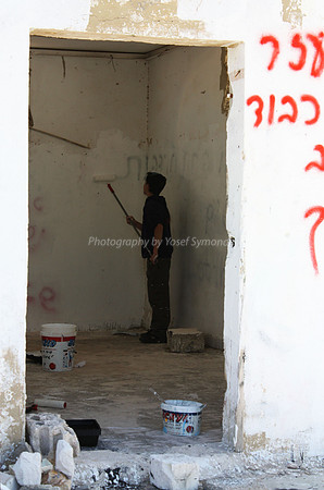 Cleaning Anti-Zionism from Walls 2