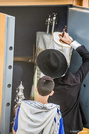 Returning Sifrei Torah to Ark 191020-3