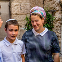 Barmitzvah Family Outside Temple Mount 180916-5