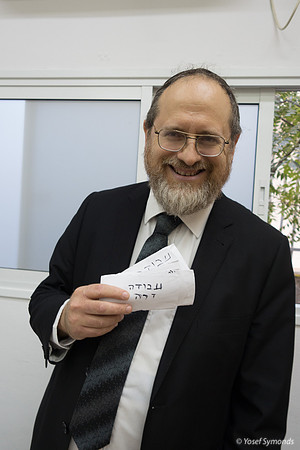 Rosh Kollel Counts Votes for Which Tractate to Study