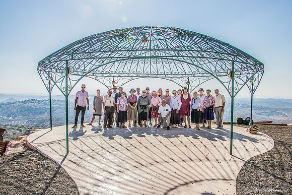 Visitors to Zar Estate 180927-5