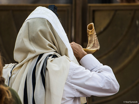 Blowing the Shofer IMG4260