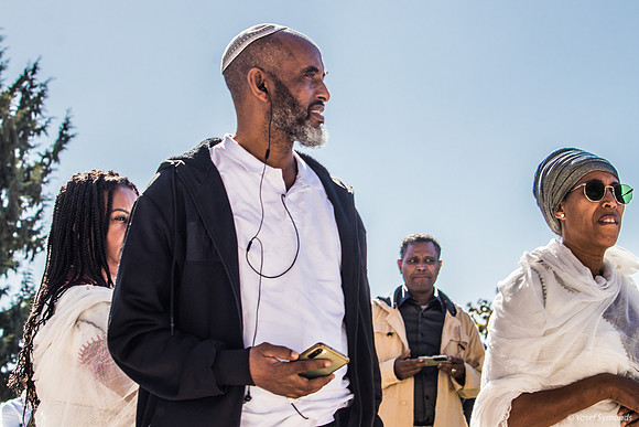 Digital Assistance to Hear Prayers Outdoors at Sigd Festival 221
