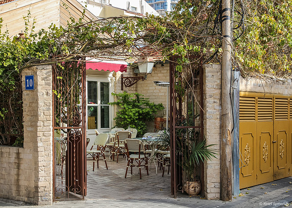 Eating Courtyard 140107-1