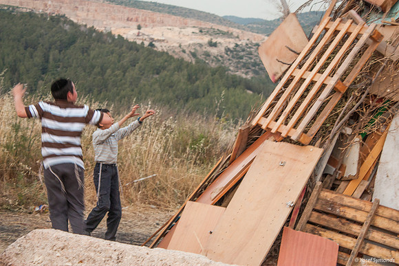 110316-LagBaOmer-Preparations_4371