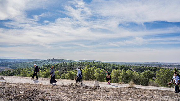Walking to Summit of Tel Azeka 191121-1