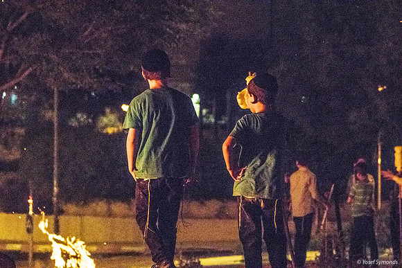 Boys Watching Fire 190522-4