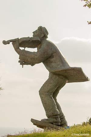Klezmer Musician on Hill 190804-1