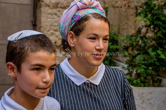 Barmitzvah Family Outside Temple Mount 180916-7