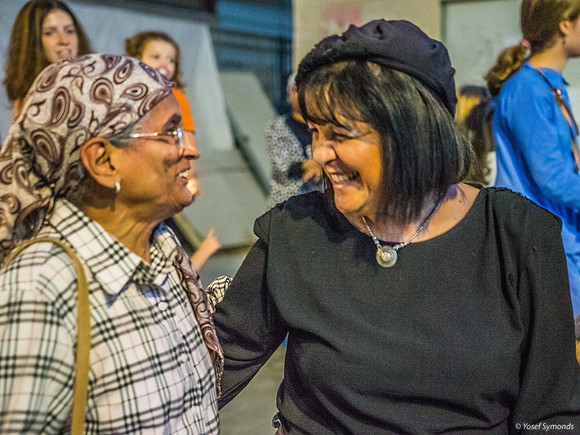 Mayor Aliza Bloch with Participant at Hachnasat Sefer Torah 2208