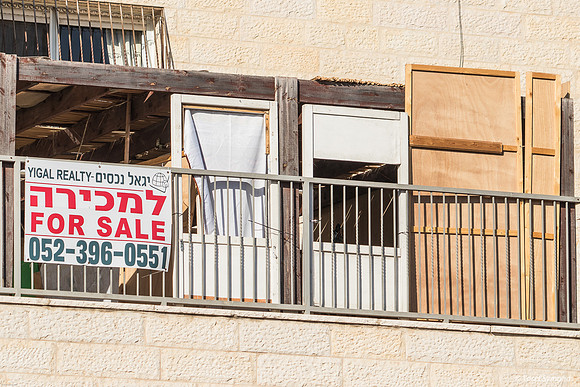 Flourishing Second-Hand Sukkah Market  241023-1