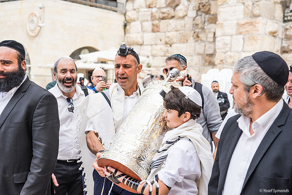 Barmitzvah Boy Returning Torah Scroll 190509-5