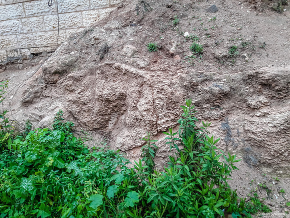 Cracks in Rock Wall 180102-2