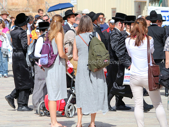 Mixed Crowd at Western Wall 140416-1
