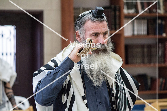 Blowing Sofar in Elul-4933