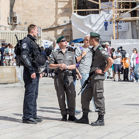 Police at Western Wall 140616-2