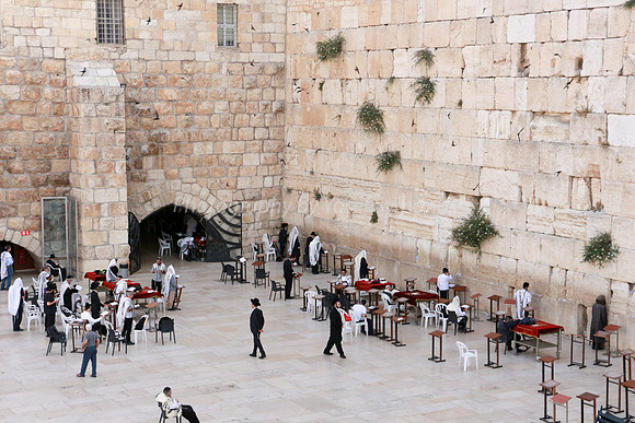 Prayer at Western Wall 2