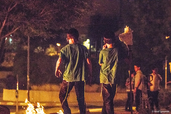 Boys Watching Fire 190522-5