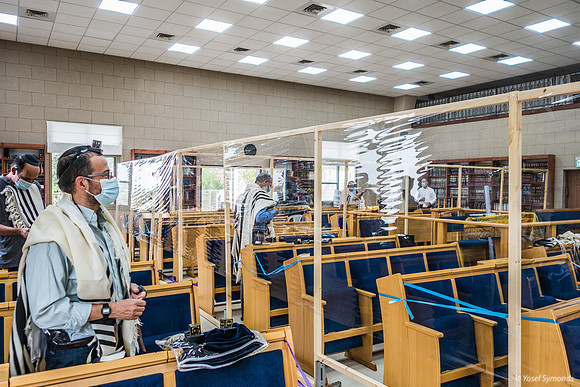 Capsules in Beit Knesset 200904-2