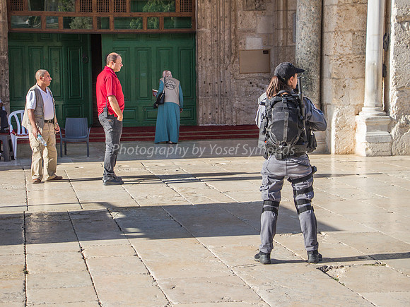 Policewoman Outside Al Aksa Mosque 3