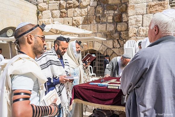 Minyan at Kotel 190509-1